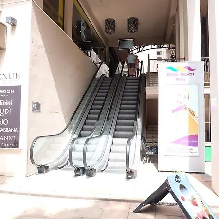 One-bedroom Private In Royal Beach דירה