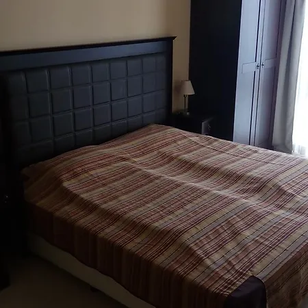 One-bedroom Private In Royal Beach דירה *