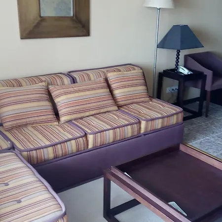 One-bedroom Private In Royal Beach דירה