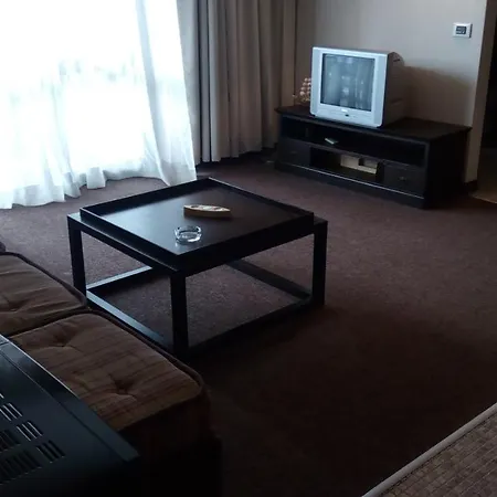 One-bedroom Private In Royal Beach דירה