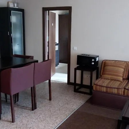 One-bedroom Private In Royal Beach דירה