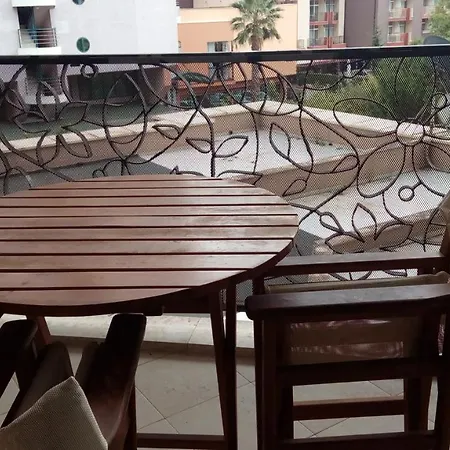 One-bedroom Private In Royal Beach דירה